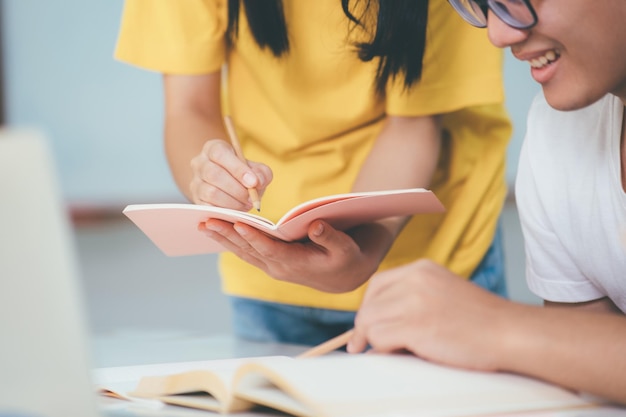 Jonge studentencampus helpt vriend bij te praten en te leren