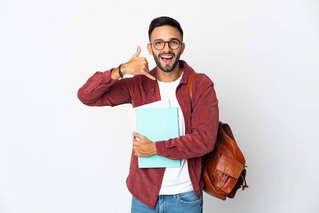 Jonge studentenmens die op witte achtergrond wordt geïsoleerd die telefoongebaar maakt. Bel me terug teken