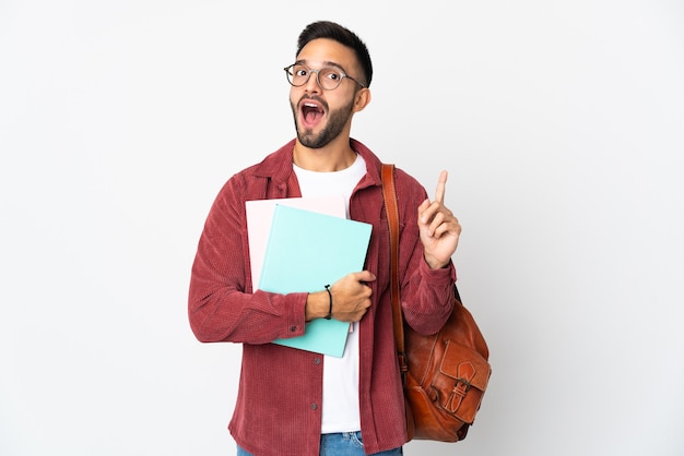 Jonge studentenmens die op witte achtergrond wordt geïsoleerdd die een idee denken dat met de vinger omhoog wijst