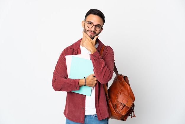 Jonge studentenmens die op witte muur wordt geïsoleerd die twijfels heeft