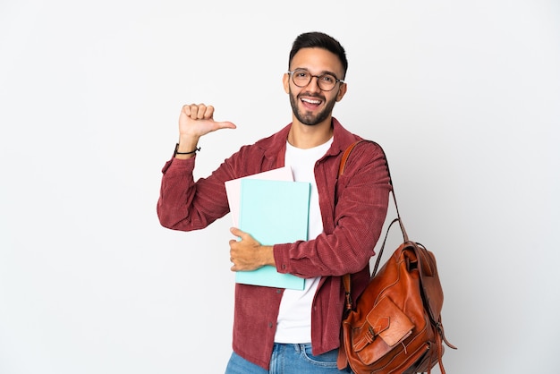 Jonge studentenmens die op witte trots en zelfvoldane muur wordt geïsoleerd