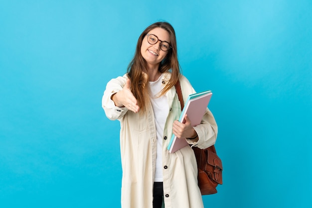 Jonge studentenpersoon over geïsoleerde achtergrond