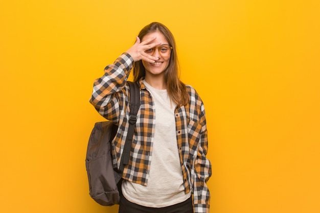 Jonge studentenvrouw beschaamd en tegelijkertijd lachend