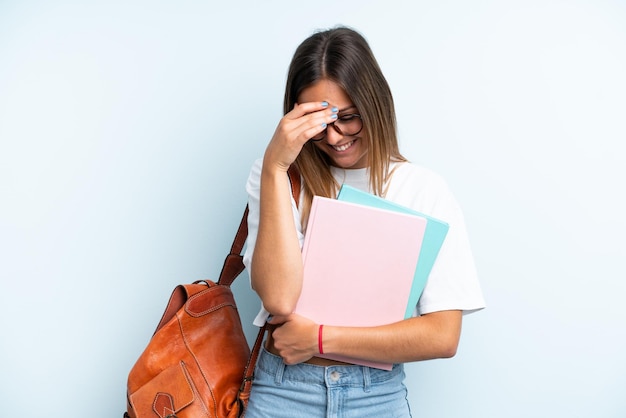 Jonge studentenvrouw die bij het blauwe lachen wordt geïsoleerd als achtergrond