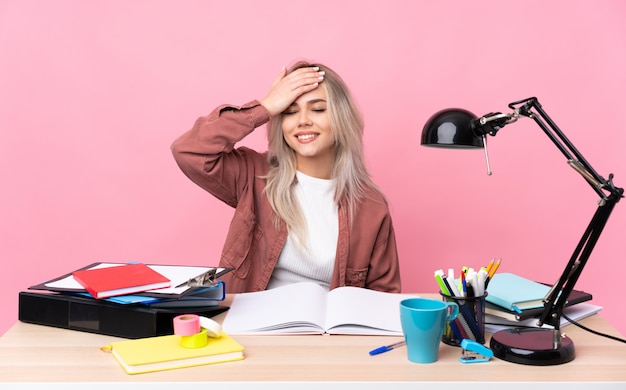 Jonge studentenvrouw die in lijst het lachen werkt