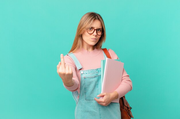 Jonge studentenvrouw die zich boos, geïrriteerd, opstandig en agressief voelt