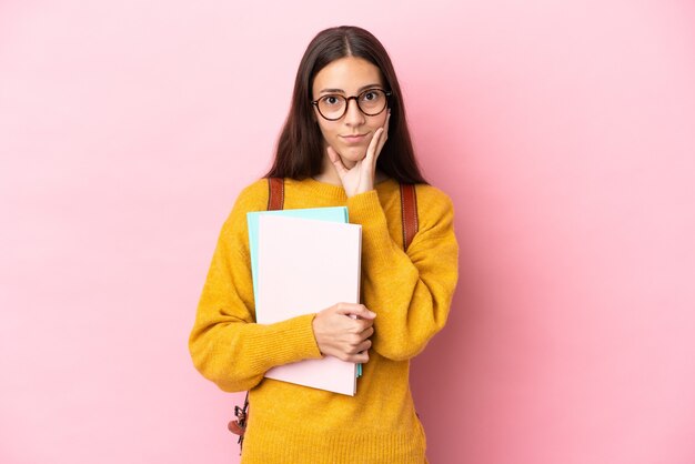 Jonge studentenvrouw over geïsoleerde achtergrond die twijfels hebben en denken