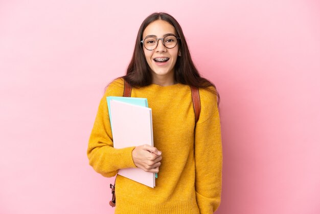 Jonge studentenvrouw over geïsoleerde achtergrond met verrassingsgelaatsuitdrukking