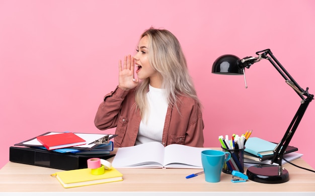 Jonge studentenvrouw over geïsoleerde muur