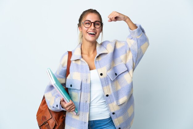 Jonge studentenvrouw poseren geïsoleerd tegen de blinde muur