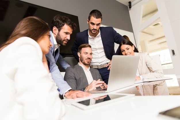 Jonge succesvolle managers die nieuw bedrijfsproject in modern bureau bespreken