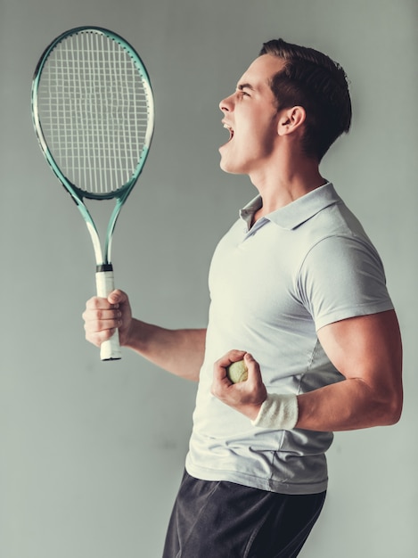 Jonge succesvolle sportenmens die winnaargebaar doet.