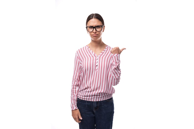 Jonge succesvolle vrouw met zwart haar draagt een rood-wit gestreepte blouse