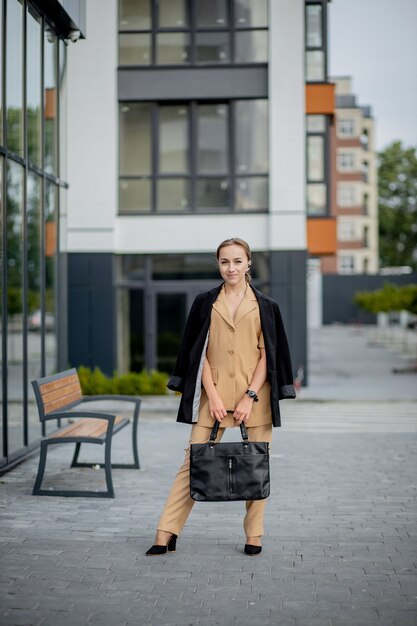 Jonge succesvolle zakenvrouw glimlachend tevreden met haar werk