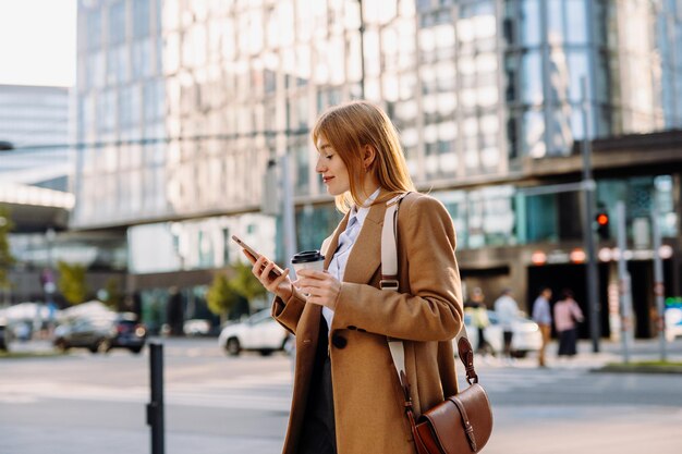 Jonge succesvolle zakenvrouw in formele kleren antwoordt op een oproep en begint te praten op de mobiele telefoon