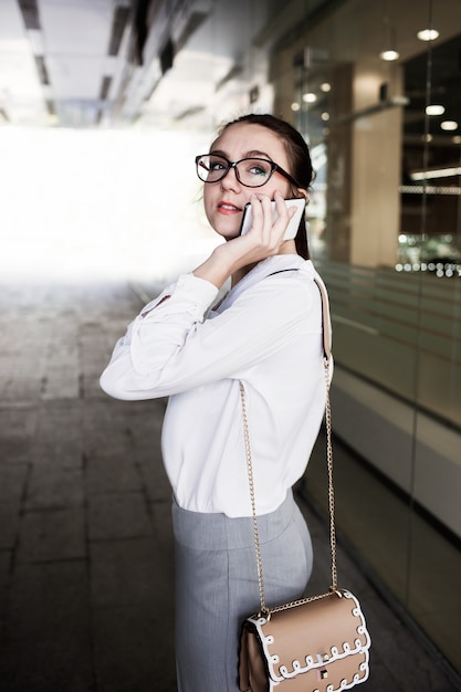 Jonge succesvolle zakenvrouw levensstijl telefoon communicatieconcept