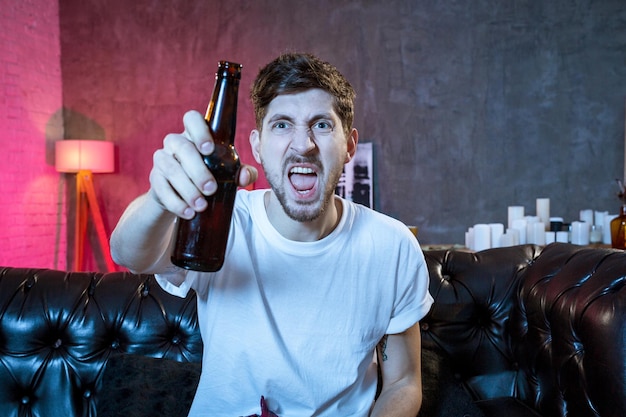 Jonge supporter man kijken naar voetbalwedstrijd op televisie zittend