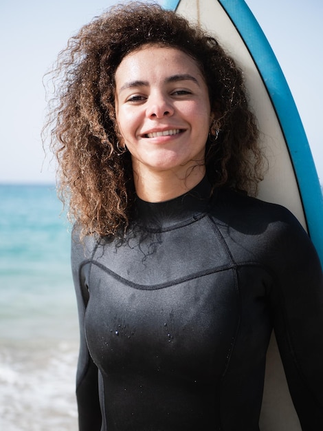 Jonge surfervrouw met het portret van het afrohaar