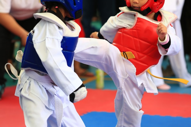 Jonge Taekwondo-atleten vechten tijdens de wedstrijd