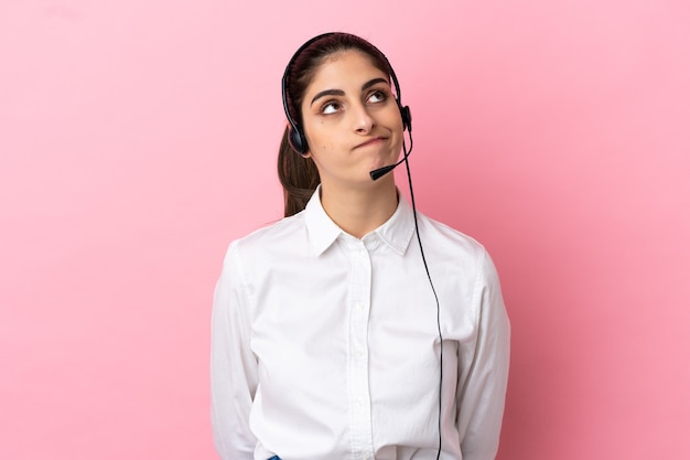 Jonge telemarketeer over geïsoleerde achtergrond en opzoeken