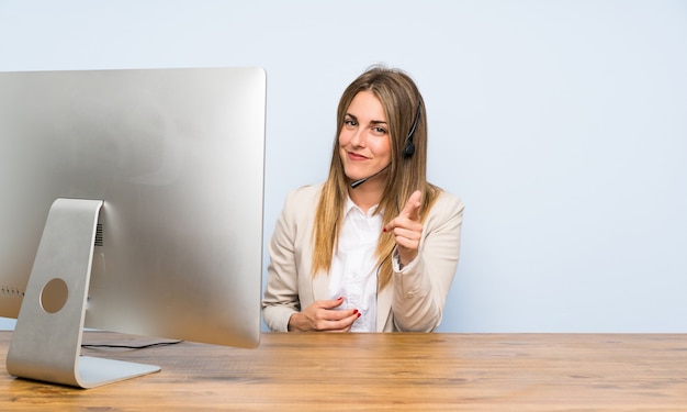 Jonge telemarketeervrouw wijst met de vinger naar je