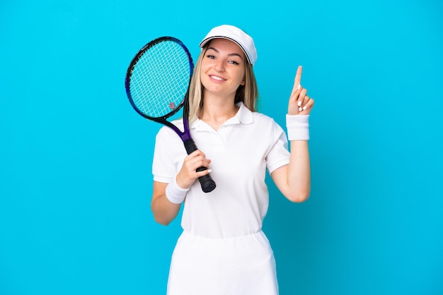 Jonge tennisser Roemeense vrouw geïsoleerd op blauwe achtergrond die een geweldig idee benadrukt