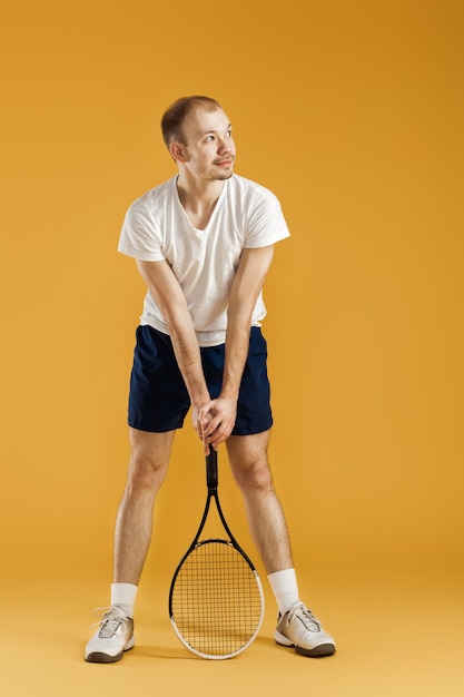 Foto jonge tennisser speelt tennis op een gele