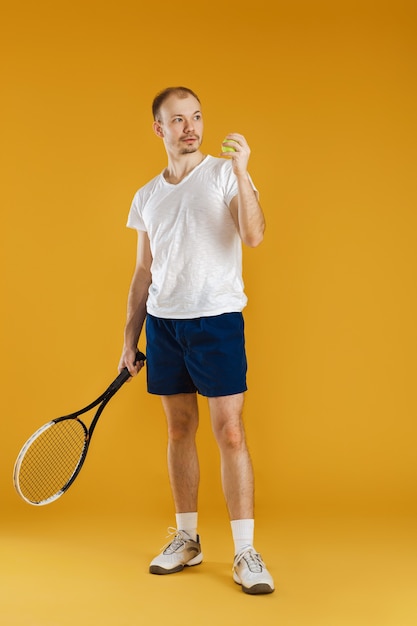 Jonge tennisser speelt tennis op een gele