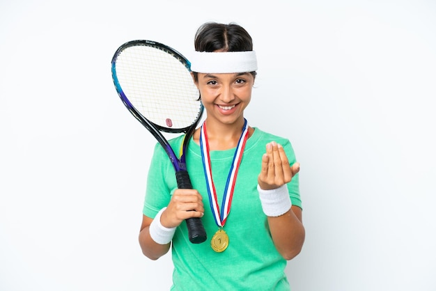 Foto jonge tennisser vrouw geïsoleerd op een witte achtergrond uitnodigend om met de hand te komen blij dat je kwam