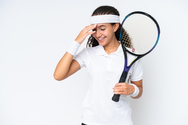 Jonge tennisser vrouw geïsoleerd op witte achtergrond lachen