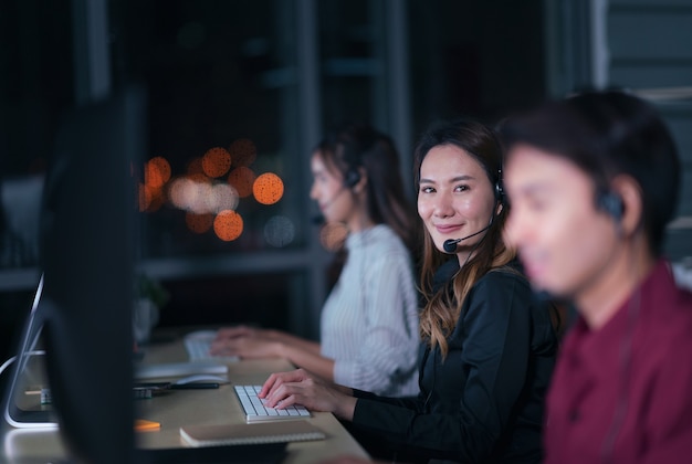 Jonge Thaise Aziatische klantenservice zorgexploitanten werken nachtploeg in callcenter