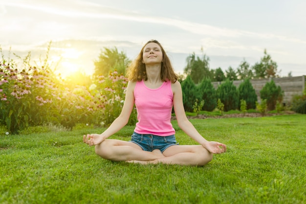 Jonge tiener beoefenen van yoga, mediteren