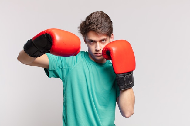Jonge tiener man boos expressie boksen concept