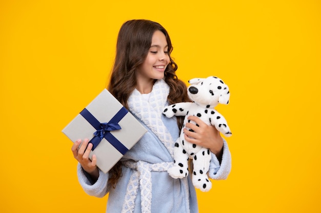 Jonge tiener meisje kind met geschenkdoos geïsoleerd op gele achtergrond Cadeau voor kinderen verjaardag