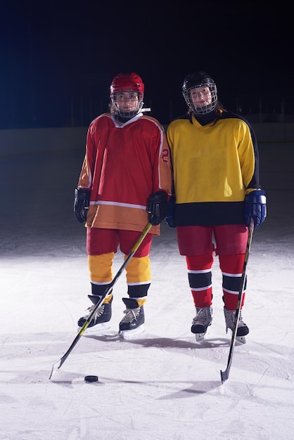 jonge tiener meisjes ijshockey sportspelers portret