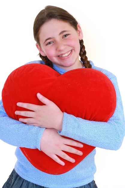 jonge tiener met rood hart geïsoleerd op een witte achtergrond
