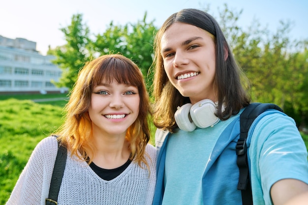 Foto jonge tienervrienden jongen en meisje hebben plezier lachen selfie foto nemen