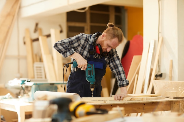 Foto jonge timmerman werken