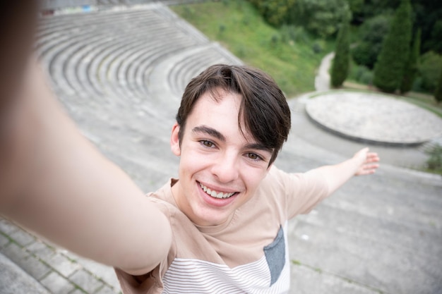 Jonge toerist die selfie buitenshuis neemt