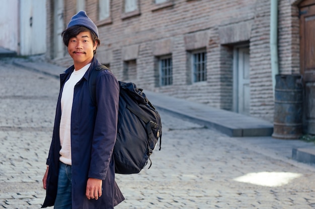 Jonge toerist uit Korea op straat.