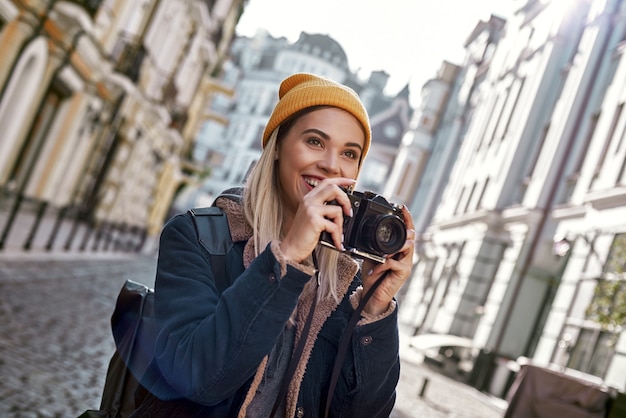 Jonge toeristenblogger loopt met camera in de oude stad