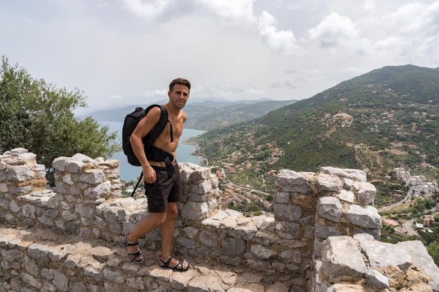 Jonge toeristenreiziger die de ruïnes van een stenen kasteel ontdekt en verkent