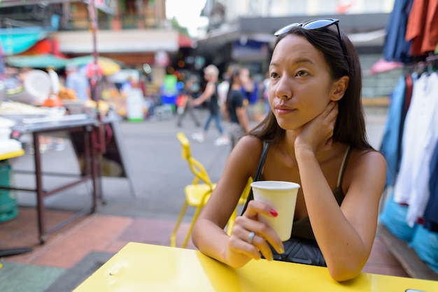 Jonge toeristenvrouw die de stad van Bangkok onderzoekt