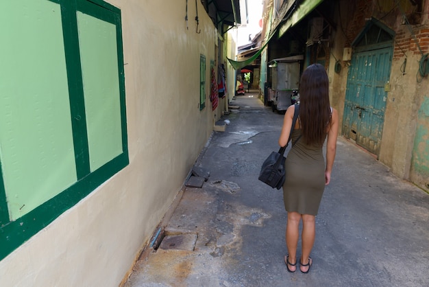 Foto jonge toeristenvrouw die de stad van bangkok onderzoekt