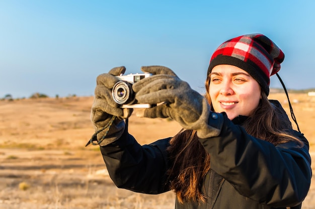 Jonge toeristische wandelaar die foto's maakt van het landschap