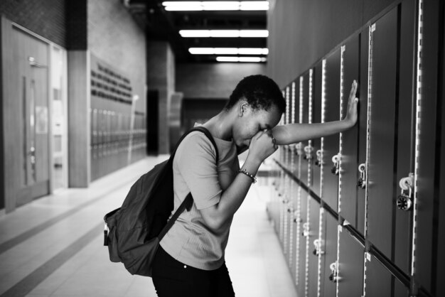 Jonge triest student op de gang