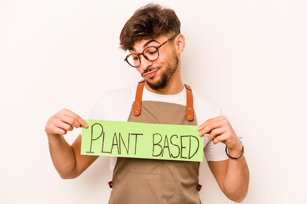 Jonge tuinman man met plantaardige plakkaat geïsoleerd op een witte achtergrond