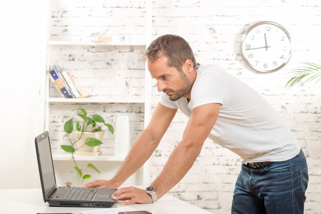 Jonge uitvoerende macht die met zijn computer werkt