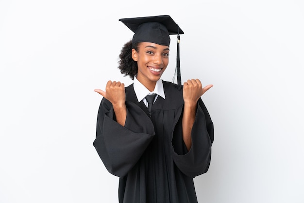 Jonge universitair afgestudeerde Afro-Amerikaanse vrouw geïsoleerd op een witte achtergrond met thumbs up gebaar en lachend