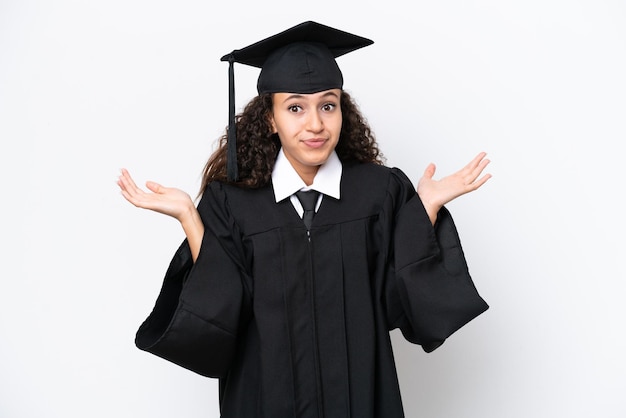 Jonge universitair afgestudeerde arabische vrouw geïsoleerd op een witte achtergrond die twijfels heeft terwijl ze haar hand opsteekt